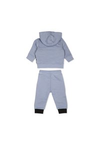 Blauwe katoenen trainingsoutfit met een sweatshirt met capuchon en bijpassende broek. De broek heeft zwarte boorden. Soepele textuur, casual ontwerp.