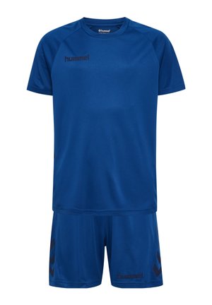 Blåt sportstøj med korte ærmer og shorts, med "hummel"-logo og chevronmønstre på shorts.