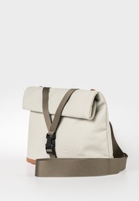 Beige Rolltop-Tasche aus strapazierfähigem Stoff, mit einem braunen Lederboden, verstellbaren Riemen und einem schwarzen Schnallenverschluss. Minimalistisches Design.
