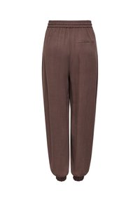 Pantalon marron coupe ample avec taille et poignets élastiques, doté d'une seule poche arrière sur le côté droit.