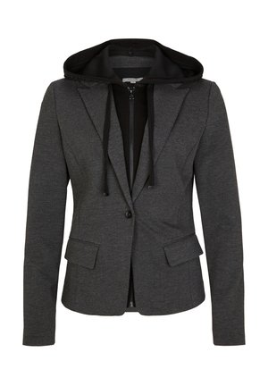 Anthrazitgrauer Blazer mit Revers und vorderem Knopf, darüber getragen ein schwarzer Kapuzenpullover mit Reißverschluss und Kordelzug.