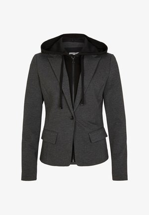 Kolen grijze blazer met revers en knopen aan de voorkant, gedragen over een zwarte hoodie met rits en trekkoorden.