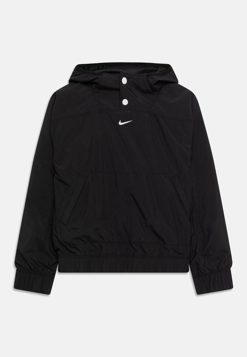Sort Nike vindjakke med hætte, der har en halvknap lukning, elastiske ærmer og en frontlomme. Blød tekstur og letvægtsdesign.