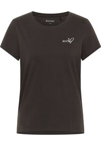 T-shirt in cotone nero con maniche corte e scollo rotondo. Presenta un logo bianco "MUSTANG" e un design a forma di cuore sulla parte sinistra del petto.