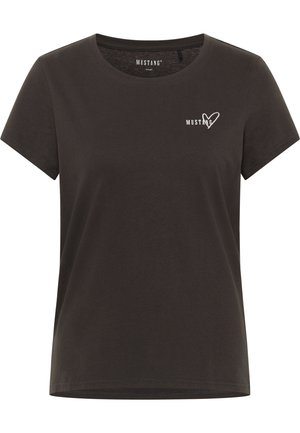 T-shirt in cotone nero con maniche corte e scollo rotondo. Presenta un logo bianco "MUSTANG" e un design a forma di cuore sulla parte sinistra del petto.