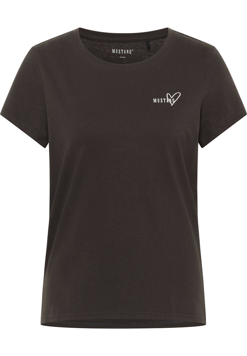 T-shirt in cotone nero con maniche corte e scollo rotondo. Presenta un logo bianco "MUSTANG" e un design a forma di cuore sulla parte sinistra del petto.