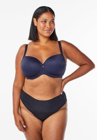 Marine polstret bh med ribbet tekstur, bøjle støtte og justerbare stropper. Sort højtaljet bikini underdel med glat stof.