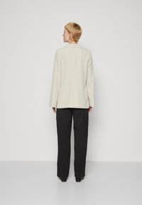 Vero Moda Tall VMMISCHA LOOSE CAPE - Bleizers - silver lining