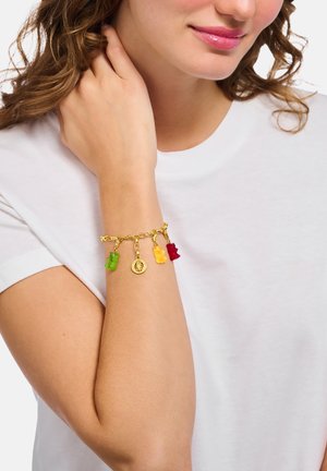 Goldfarbene Gliederkette mit bunten Gummibärchen-Anhängern in Grün, Gelb und Rot sowie einem runden Anhängerakzent.