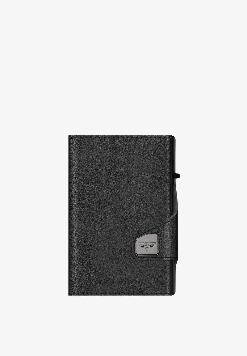 Melnas ādas naudu maciņš ar teksturētu apdari, kurā ir metālisks logo un A veida aizdare. Kompakts taisnstūra dizains.