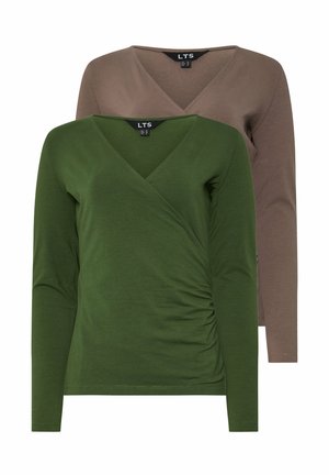 Twee langmouw v-hals tops, één olijfgroen met een geplooide zijkant en één taupe, gemaakt van zachte, rekbare stof.