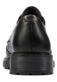 Chaussure en cuir noir avec un talon arrondi, dotée de coutures texturées et d'une semelle en caoutchouc robuste avec des rainures horizontales pour plus d'adhérence.