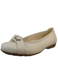 Flache Schuhe aus cremefarbenem Synthetikmaterial mit einem geknoteten Design an der Zehe, abgerundetem Vorderteil und einem weichen Innenfutter. Flexible Gummisohle.
