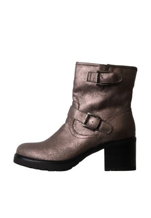 Botte en cuir marron métallisé montant à la cheville avec deux boucles latérales et un talon noir épais.