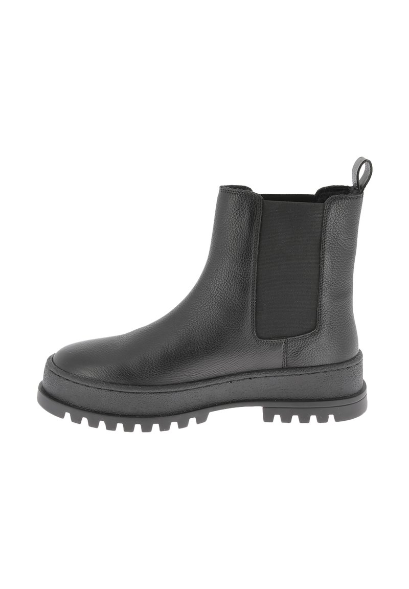 Botas Chelsea de cuero negro con un acabado texturizado, paneles laterales elásticos y suela de goma con tacos para mayor tracción. Presenta un lazo en el talón.