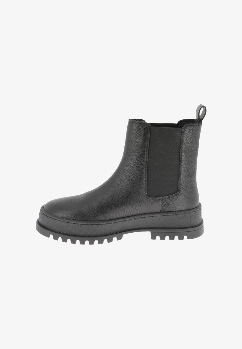 Botas Chelsea de cuero negro con un acabado texturizado, paneles laterales elásticos y suela de goma con tacos para mayor tracción. Presenta un lazo en el talón.