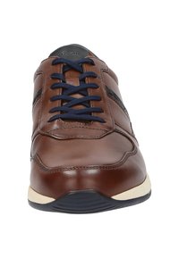 Bruine leren sneaker met marineblauwe veters, met een gladde textuur, contrasterende zwarte accenten aan de zijkanten en een witte rubbere zool.