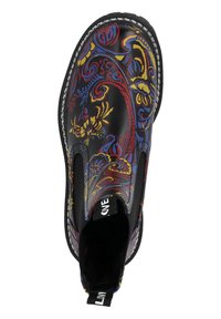 Svart läderankelboot med färgglad blommönster i röd, blå och gul. Stretchpaneler på sidorna och vit sömdekoration längs sulan.