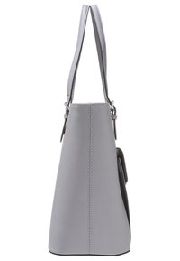 Grå lædertaske med skrå design, justerbare dobbelte stropper og glat tekstur. Har rene linjer og minimalistisk hardware.