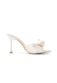 Satin high-heeled mules in cream with a knotted rose detail on the upper and a tapered heel. Smooth texture and open-toe design.