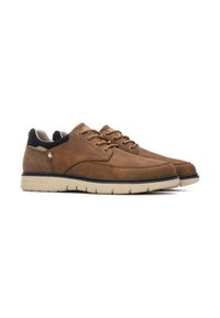 Zapatos de cuero marrón con diseño de cordones, que presentan un cuello negro en contraste y una suela de goma beige con textura en el dibujo.