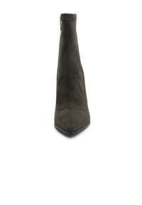 Stivale alla caviglia in suede marrone con punta appuntita e tacco alto e affusolato. Presenta una texture liscia e dettagli di cucitura minimi.