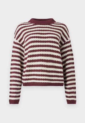 Gestrickter Pullover mit langen Ärmeln in burgunderrot und weißen horizontalen Streifen sowie einem gerippten Rundhalsausschnitt.