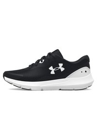 Baskets de sport noires avec une tige en synthétique, semelle blanche contrastante, design en maille texturée et logo en accent sur le côté.