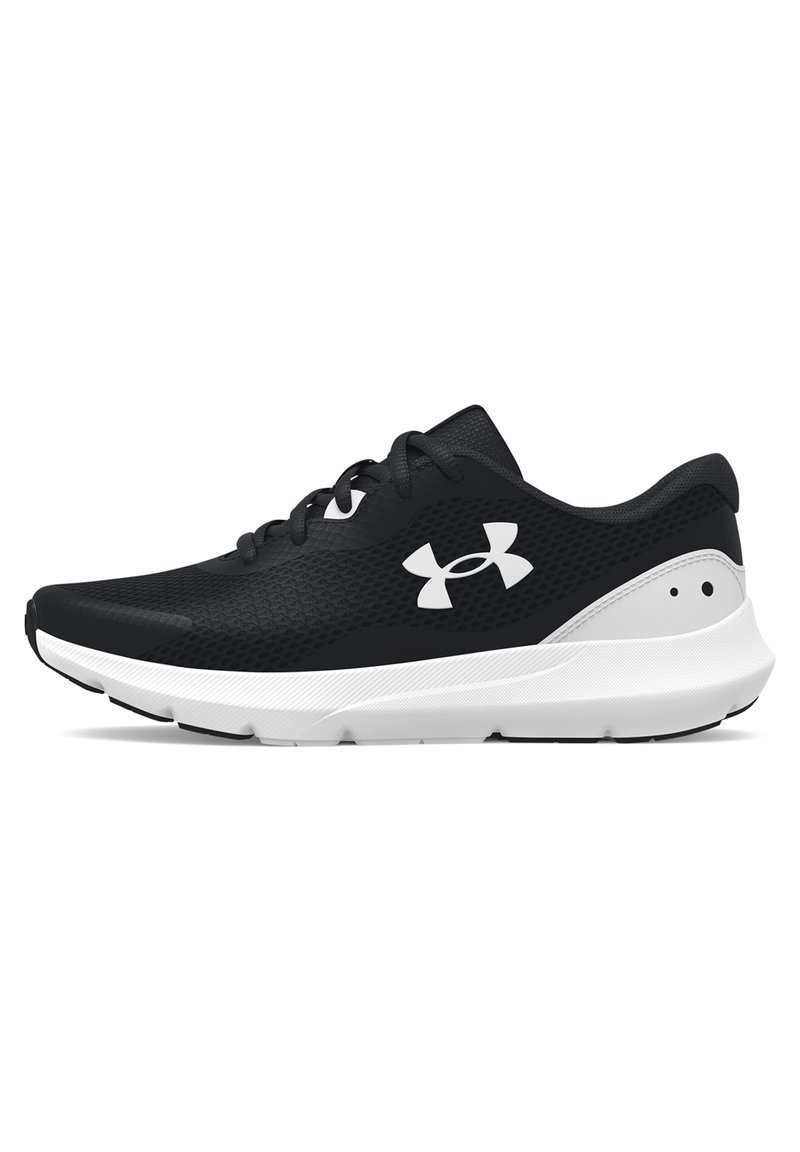 Baskets de sport noires avec une tige en synthétique, semelle blanche contrastante, design en maille texturée et logo en accent sur le côté.