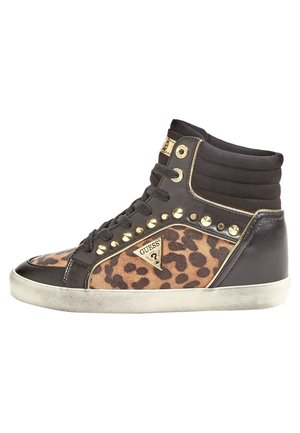 Baskets montantes noires avec panneaux à imprimé léopard, clous dorés, lacets noirs et semelle blanche, avec le logo Guess sur le côté.