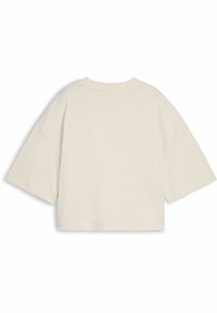Afklippet t-shirt med korte ærmer i off-white bomuld, med en afslappet pasform, rund halsudskæring og en glat, ensartet tekstur.