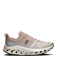 Leichtgewichtiger Sportschuh zum Laufen in zartem Pink und Beige, mit einem atmungsaktiven Mesh-Obermaterial, kontrastierenden weißen Akzenten und einer gepolsterten Sohle mit Aussparungen.