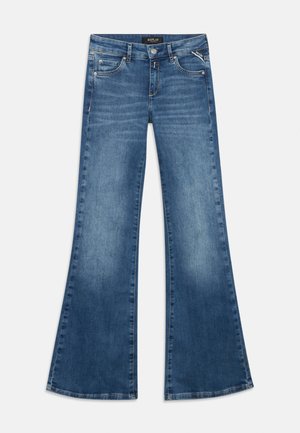 Jeans a zampa in denim blu con tasche anteriori e posteriori, chiusura con bottone e cerniera, e etichetta del marchio Replay sulla vita e sulla tasca.