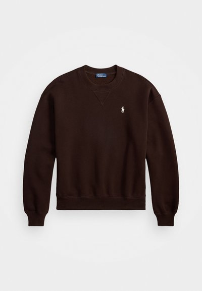 Ciemnobrązowy sweatshirt z materiału polarowego. Charakteryzuje się okrągłym dekoltem, ściągaczami przy mankietach i u dołu, z małym białym logo na klatce piersiowej.