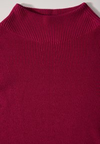 Magenta gerippter Strickrollkragen mit vertikalen Linien und kunstvollen Texturdetails, mit einem eng anliegenden hohen Kragen und glatter Oberfläche.