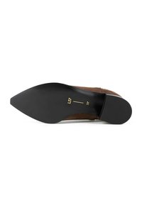 Scarpa in suede marrone con punta affusolata e suola in gomma nera, con dettagli dorati discreti e texture liscia.