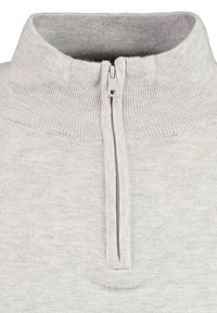 Maglione grigio chiaro a mezza zip con colletto a coste e zip, caratterizzato da una texture liscia e un design minimalista.