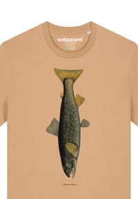Beige T-shirt met een illustratie van een vis met gedetailleerde schubben, een prominente staart en de tekst "Salmo fario" onder het ontwerp.