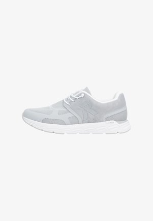 Chaussure de sport grise avec une tige en maille et des accents synthétiques, des lacets ronds, et une semelle extérieure en caoutchouc blanc texturé pour l'adhérence.