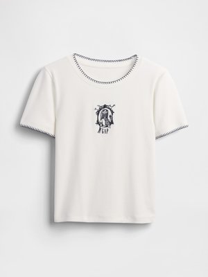 Vit kortärmad t-shirt med svart sömnadsdetalj på kragen och ärmarna, med en svart broderad karaktär med "GAP"-text i mitten av bröstet.