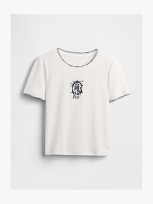 T-shirt branca de manga curta com acabamentos em ponto preto no colarinho e nas mangas, apresentando uma personagem bordada em preto com o texto "GAP" ao centro do peito.