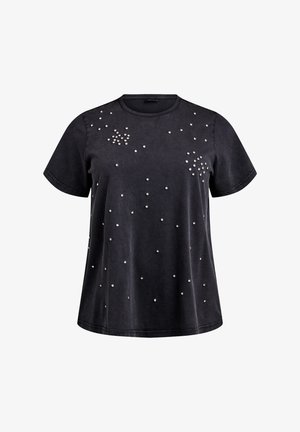 Zwarte katoenen t-shirt met korte mouwen, voorzien van verspreide metalen studs in verschillende maten over de voorkant en een ronde halslijn.