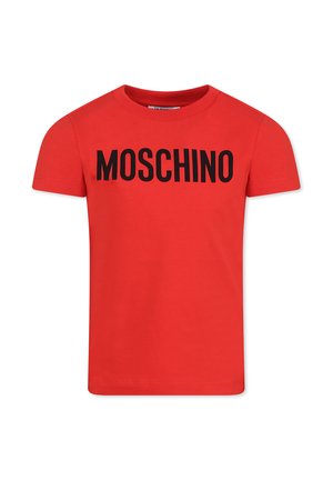 Czerwona bawełniana koszulka z krótkim rękawem i okrągłym dekoltem. Posiada wyraźny, czarny napis "MOSCHINO" na klatce piersiowej. Gładka tekstura, prosty design.
