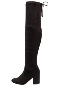 Botas negras por encima de la rodilla hechas de suave ante. Tacón cuadrado y punta redondeada; cuenta con un lazo en la parte superior para un ajuste ajustable.