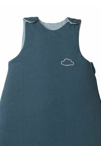 Blaues ärmelloses Kleidungsstück mit rundem Ausschnitt, weicher Textur, das auf der Vorderseite ein kleines gesticktes Wolkenmotiv aufweist.