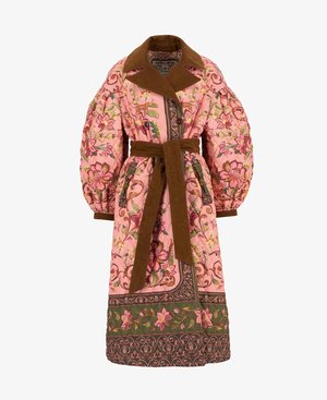 Palton roz matlasat cu modele florale, guler și curea din suede maro, mâneci voluminoase și margini decorative.