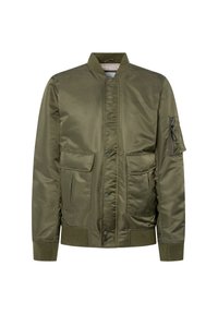 Chaqueta bomber verde oliva con un acabado suave y brillante. Presenta un bolsillo con cremallera en la manga, dos bolsillos de parche en el frente y puños acanalados.