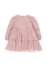 Abito rosa con maniche lunghe, balze sovrapposte e un motivo texturizzato. Presenta un colletto rotondo e una chiusura con zipper sul retro.