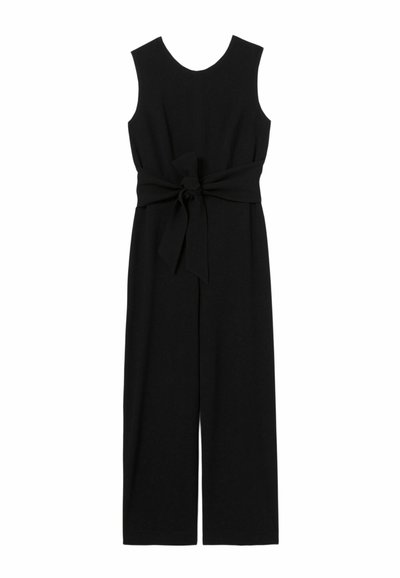 Combinaison sans manches noire avec un corps ajusté et un pantalon large. Elle possède une ceinture en tissu nouée à la taille, fabriquée en matériau lisse.