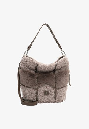 Borsa in finta pelliccia beige chiaro e grigia con forma morbida, dettagli marroni opachi e tracolla staccabile. Presenta cuciture testurizzate.